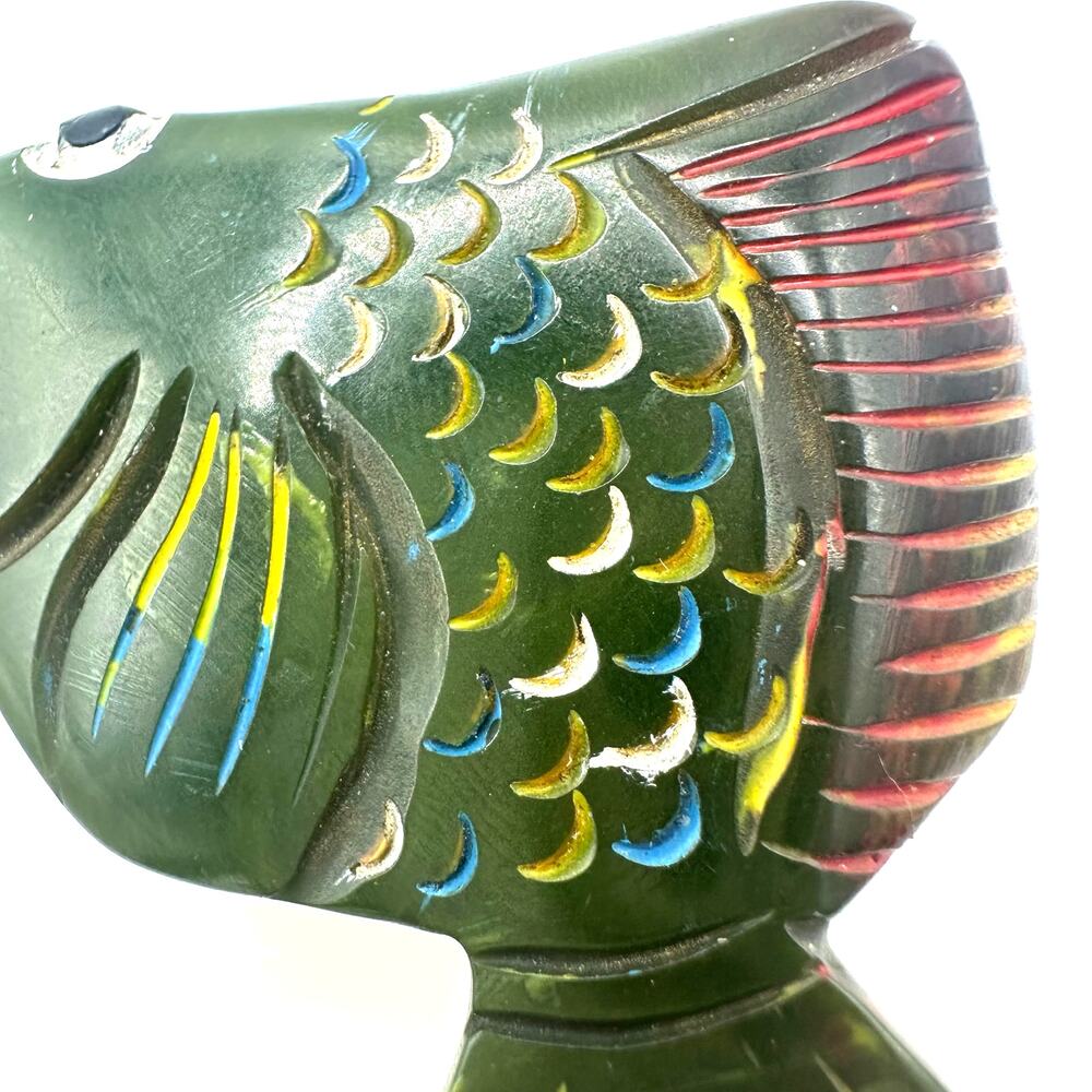 Antique vintage 1930s 1940s carved hand painted green Bakelite fish brooch - Picture 2 of 8